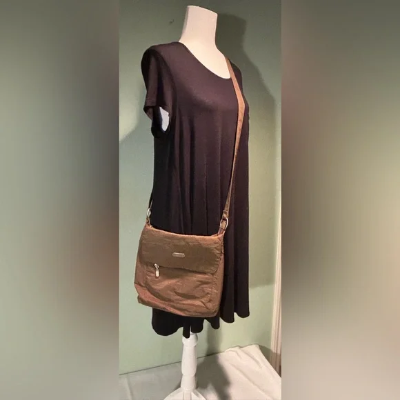 Baggallini olive crossbody bag w/adjustable strap - Picture 2 of 12